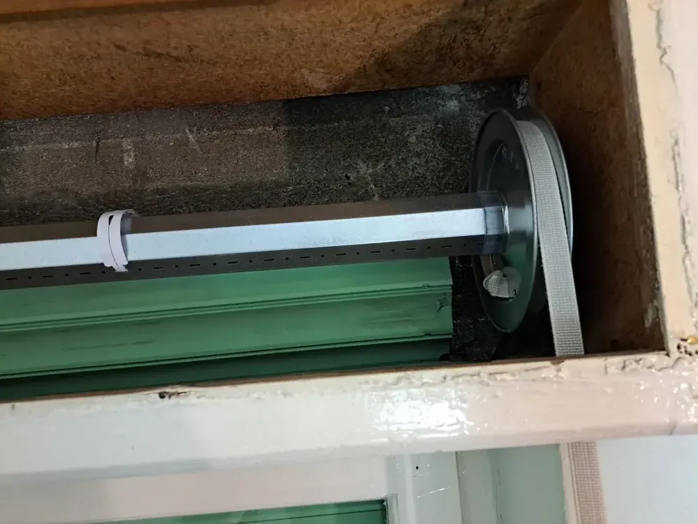 Motorizzazione tapparelle a Dozza: rullo ottagonale con puleggia e cinghia nuova nel cassonetto