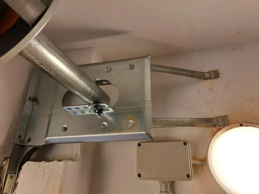 Riparazione serrande a Bologna centro storico: staffa di supporto dell'albero fissata al soffitto