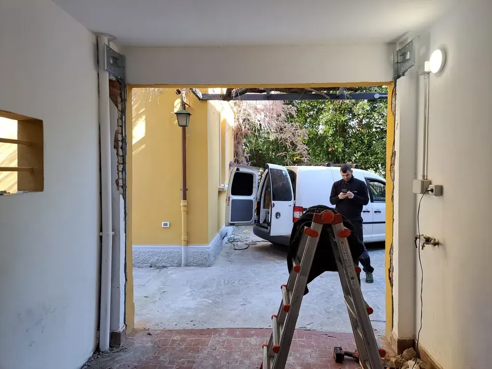 Lavoro di Eugenio: vano del garage preparato per il montaggio, con staffe già fissate